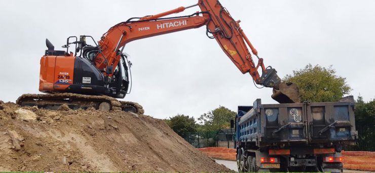 Terrassier avec camion belles pour Evacuation des terres et gravats issu de votre chantier de maison et de vos fondations