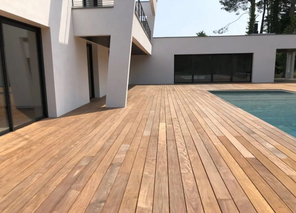 Sur devis le prix d'une terrasse bois fourniture et pose sur plot ou sur dalle en bois naturel ou composite est de 100 à 200 euros par m2.