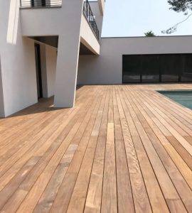 Sur devis le prix d'une terrasse bois fourniture et pose sur plot ou sur dalle en bois naturel ou composite est de 100 à 200 euros par m2.