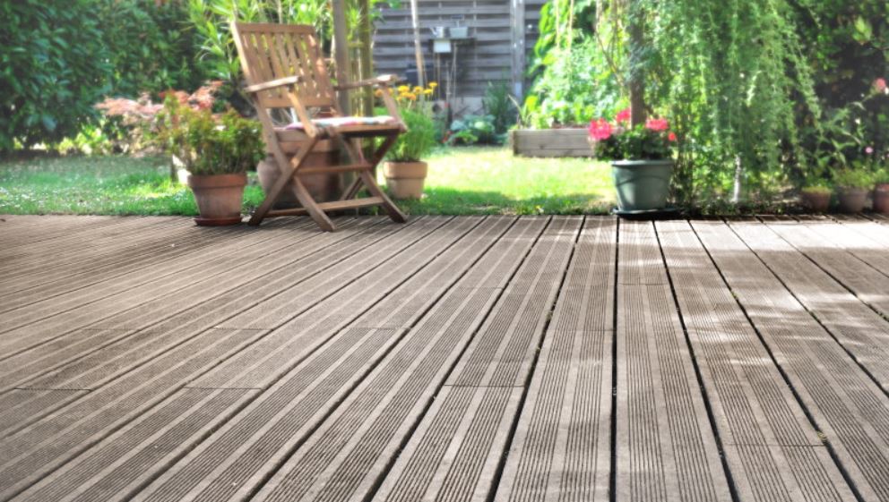 Une Belle Terrasse et Allée à Magny les Hameaux