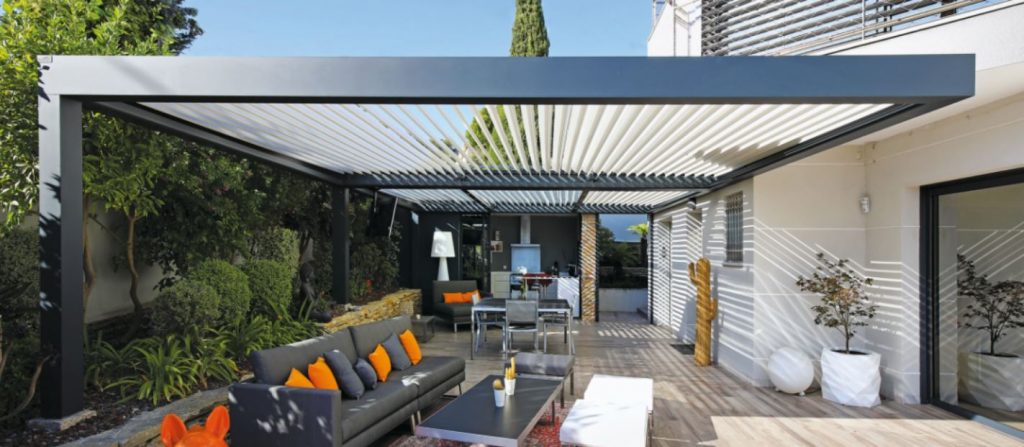 Une Terrasse Bois, Pergola et Piscine à Auffargis.