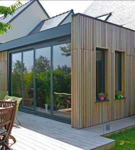 Une jolie extension, allée et terrasse à Saclay