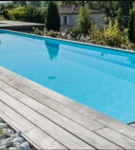 Une terrasse et une piscine design à Saint Nom
