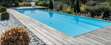 Une terrasse et une piscine design à Saint Nom