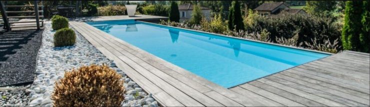 Une terrasse et une piscine design à Saint Nom